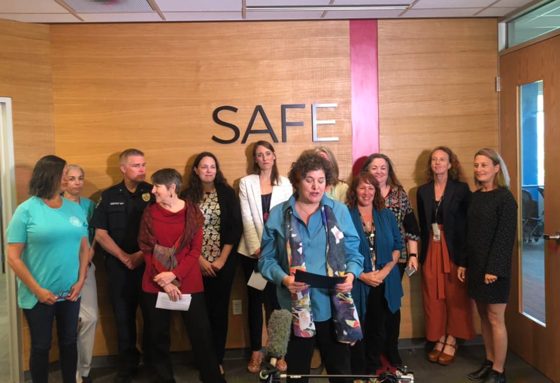 La Alianza SAFE, la Asociación de Texas contra la Agresión Sexual, la División de Servicios a las Víctimas de APD, la Comisión de Mujeres de la Ciudad de Austin y el Equipo de Recursos y Respuesta a la Agresión Sexual de Austin y el Condado Travis se reunieron hoy en la sede de SAFE junto con el alcalde Pro Tem Alison Alter y varios sobrevivientes y defensores para ser testigo de la proclamacion que se le otorga a la alianza SAFE.