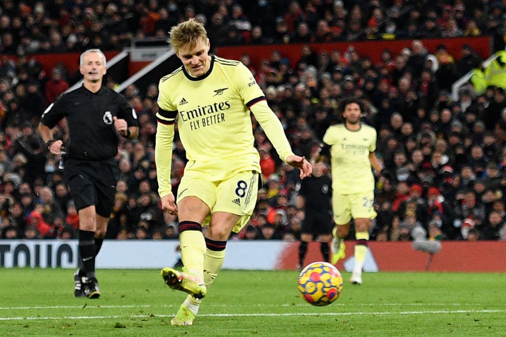 Manchester United se impone al Arsenal 3-2 en un partido emocionante para cerrar la J14 en la Premier League. Emile Smith Rowe, junto con Martin Odeegard anotaron para los Gunners, mientras que para los locales fueron Bruno Fernandes al 44' y Cristiano Ronaldo lució con dos goles, uno de ellos fue penal, para quedarse con la victoria.