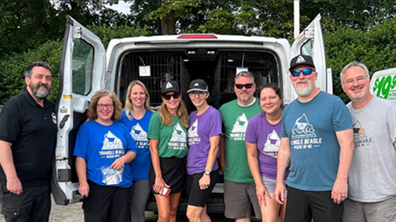 Decenas de voluntarios se dirigieron a Virginia para recoger a los Beagles y llevarlos a Carolina del Norte.
<br>