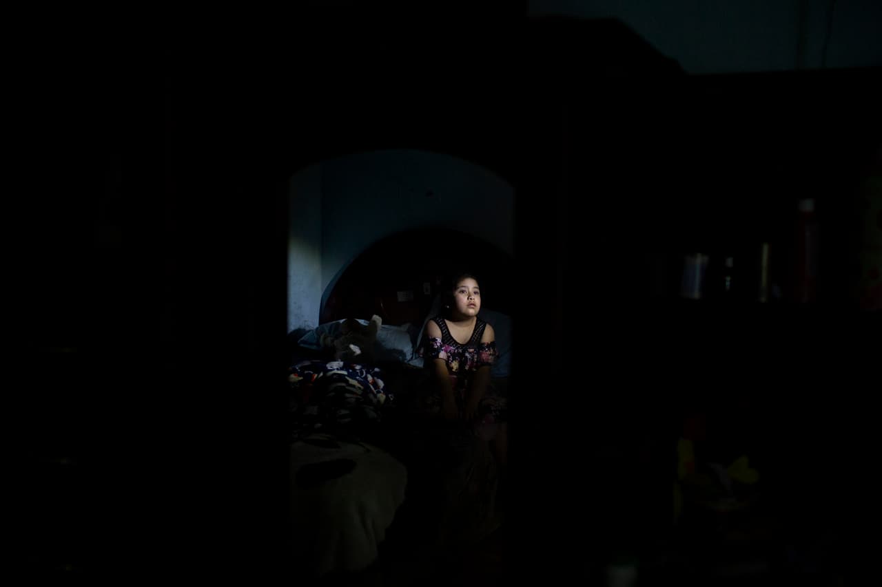 La hermana de Jonathan Sánchez, de 7 años, también sufre por la ausencia de su hermano mayor en El Tambo. Esta población ha sido el origen de la más reciente migración a Estados Unidos. Los jóvenes que el año pasado 
<b><a href="https://www.univision.com/nueva-york/wxtv/noticias/muertes/mueren-dos-jovenes-que-intentaron-viajar-en-el-tren-de-aterrizaje-de-un-avion-rumbo-a-nueva-york">cayeron del tren de aterrizaje de un vuelo que iba a Nueva York</a></b> eran de esta localidad.