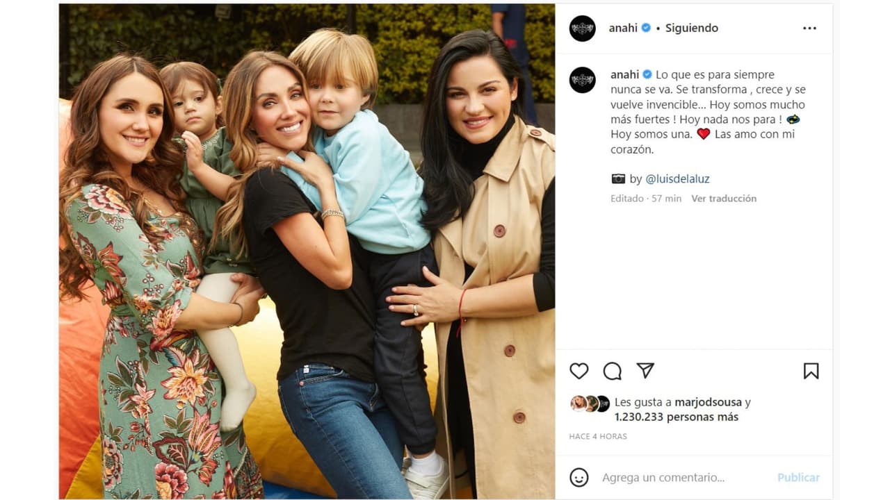 Maite Perroni luce su 'baby bump' al posar al lado de Anahí y Dulce María.