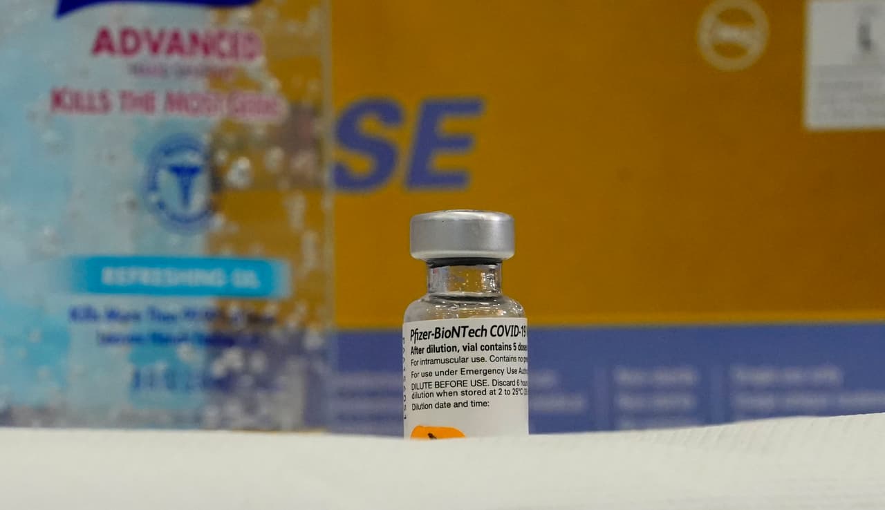 En el Área de la Bahía las dosis del primer cargamento se repartirán de la siguiente forma:
<br>
<ul>
 <li style="box-sizing: border-box; margin-bottom: 10px;"><b>Santa Clara -</b> 17,550 dosis</li>
 <li style="box-sizing: border-box; margin-bottom: 10px;"><b>Alameda -</b> 13,650 dosis</li>
 <li style="box-sizing: border-box; margin-bottom: 10px;"><b>San Francisco -</b> 12,000 dosis</li>
 <li style="box-sizing: border-box; margin-bottom: 10px;"><b>Contra Costa -</b> 10,000 dosis</li>
 <li style="box-sizing: border-box; margin-bottom: 10px;"><b>San Mateo -</b> 6,000 dosis</li>
 <li style="box-sizing: border-box; margin-bottom: 10px;"><b>Sonoma -</b> 4,875 dosis</li>
 <li style="box-sizing: border-box; margin-bottom: 10px;"><b>Solano -</b> 4,000 dosis</li>
 <li style="box-sizing: border-box; margin-bottom: 10px;"><b>Marin -</b> 2,000 dosis</li>
 <li style="box-sizing: border-box; margin-bottom: 10px;"><b>Napa -</b> 1,950 dosis</li>
</ul>