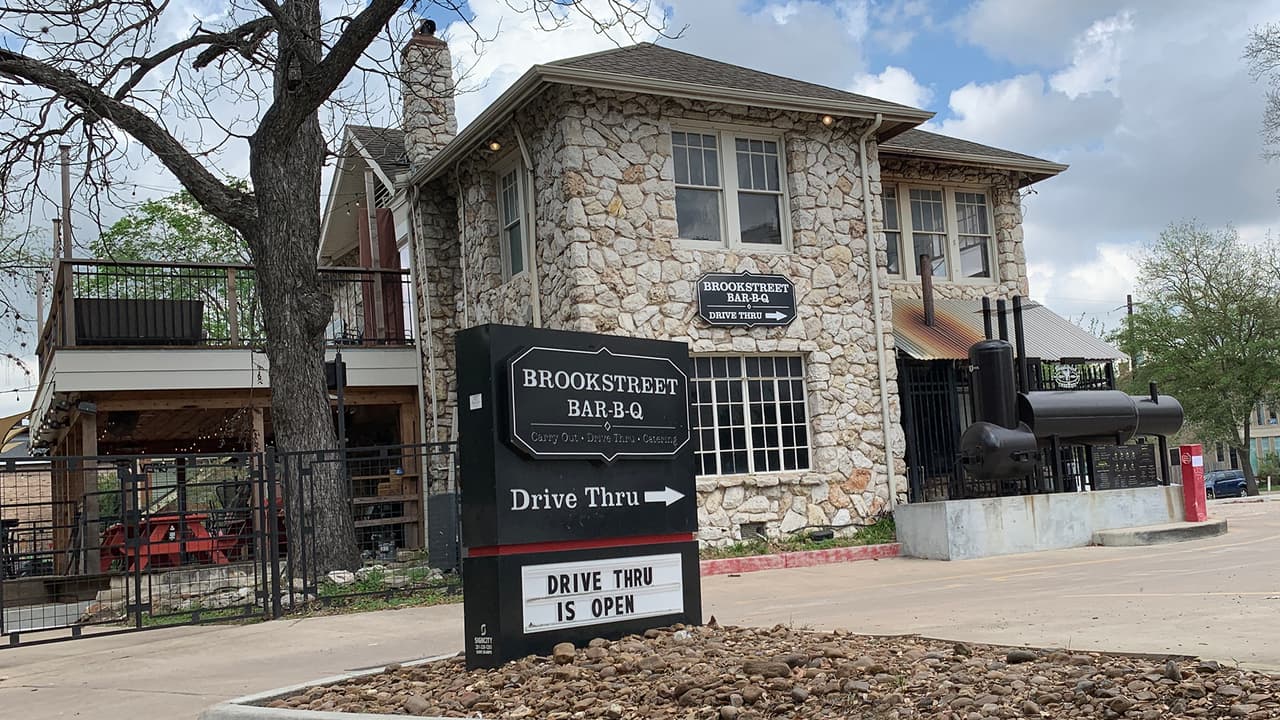 Este otro restaurante de la tradicional barbecue de Texas también trabaja sólo con ordenes para llevar.