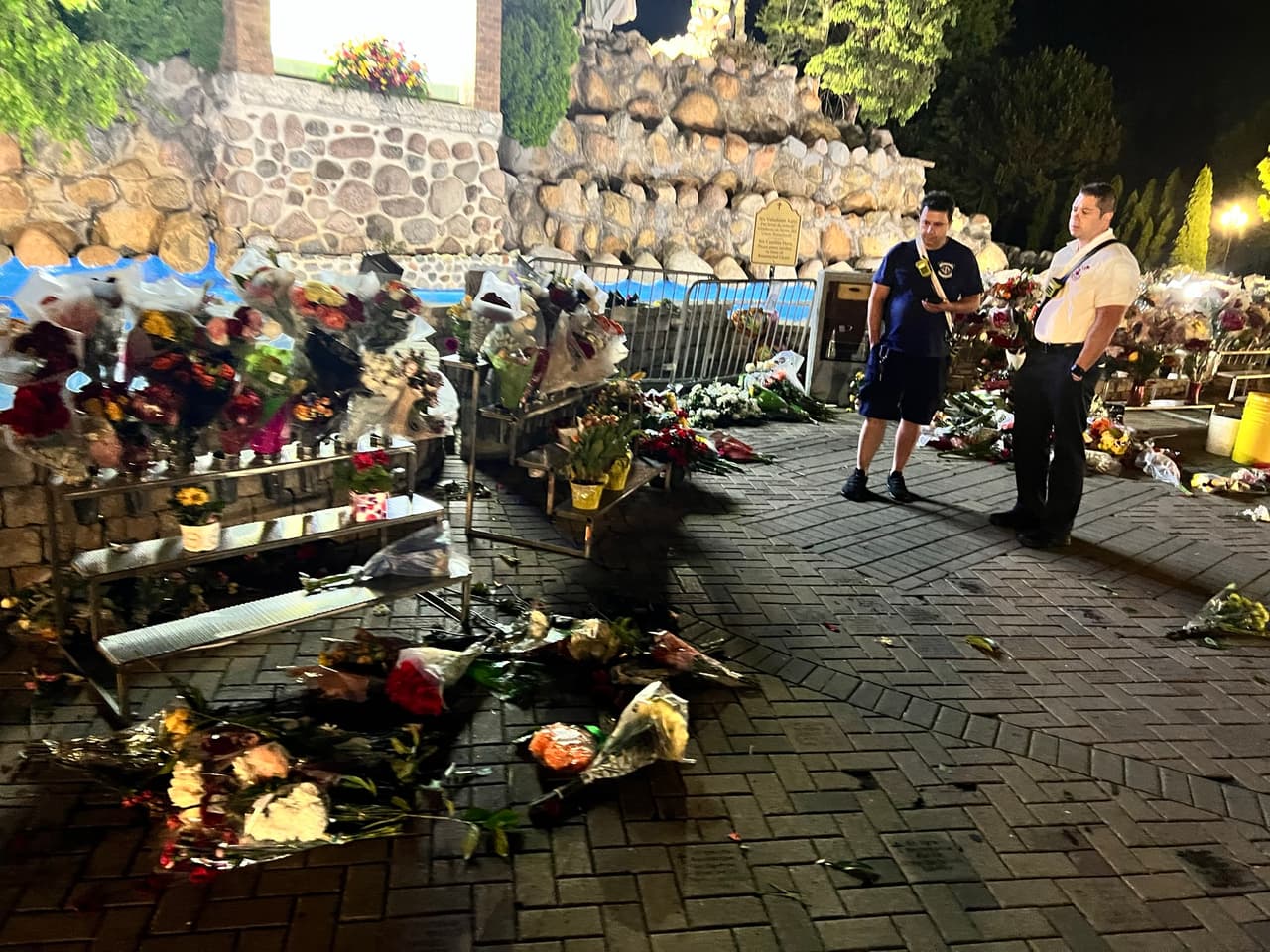 El personal y los voluntarios del Santuario continuarán dando la bienvenida a los peregrinos al Santuario, aunque invitamos a todos a mantenerse alejados de las áreas afectadas.
<br>