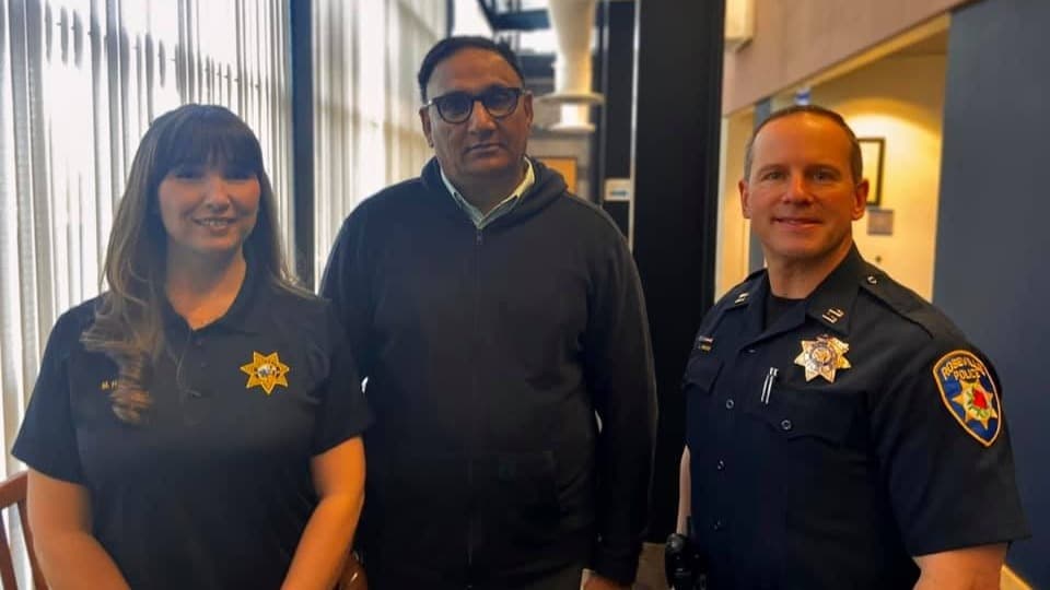 Taxista ayuda a salvar a una mujer de ser estafada por miles de dólares