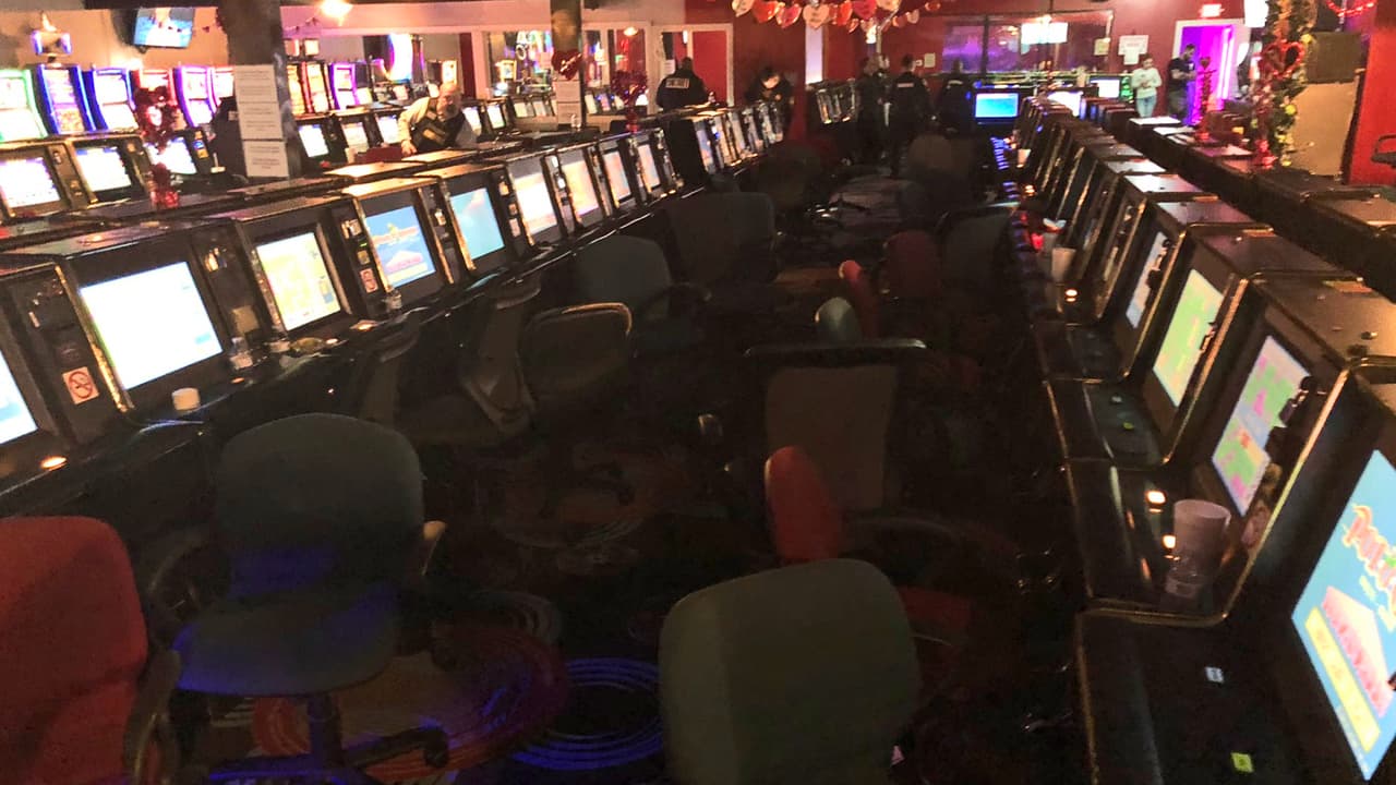 Un 
<a href="https://twitter.com/Pct1Constable/status/1093715434455662593">operativo</a> sorpresa realizado este jueves por la noche en una sala de juegos clandestina ubicada en el sureste de Houston deja varias personas arrestadas, miles de dolares decomisados y más de 200 máquinas incautadas, informo la oficina del alguacil del Precinto 1 del condado Harris.