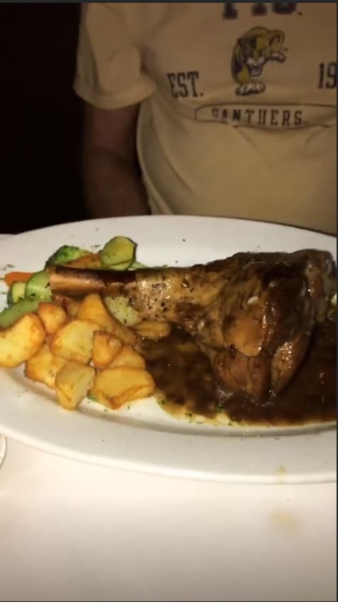 En el video muestra los platillos que comerían, pero su padre puso cara de sorpresa cuando llegó su plato, por lo que le preguntó: "'Pipipopo' ¿qué estás comiendo?", Don José le contestó: "Ni idea tengo" y ambos no pudieron contener la risa.