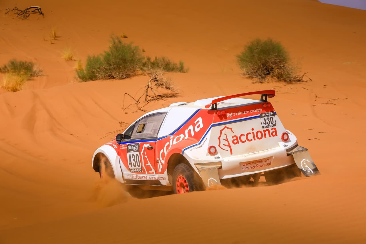 Para hablar de sus características más convencionales, el Acciona 100% EcoPowered posee una
<b>transmisión secuencial de seis marchas</b> y además,
<b>tracción en las cuatro ruedas.</b>