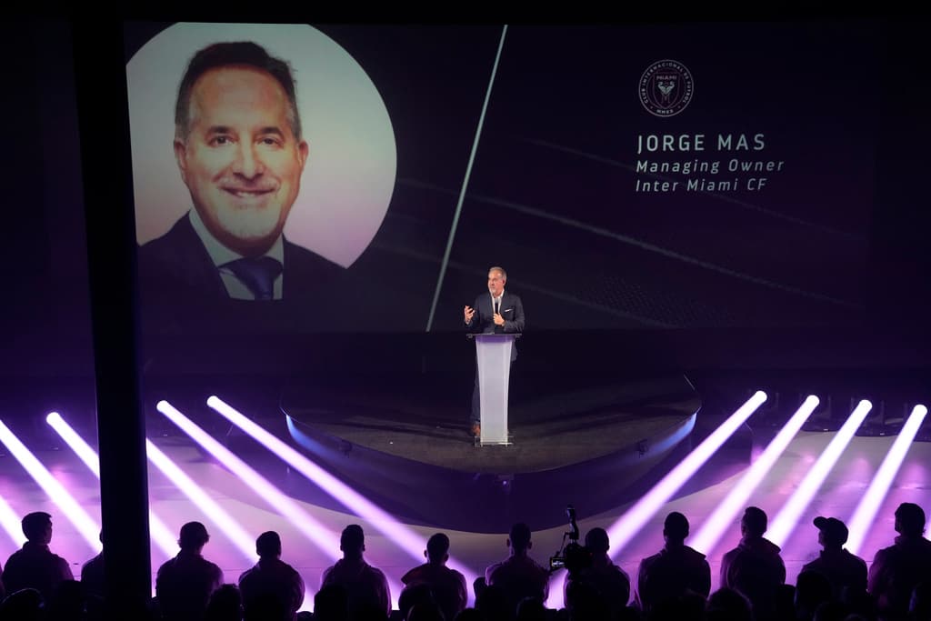 El propietario gerente del Inter Miami, Jorge Mas, habló durante e evento en el crucero más grande del mundo, Icon of the Seas.