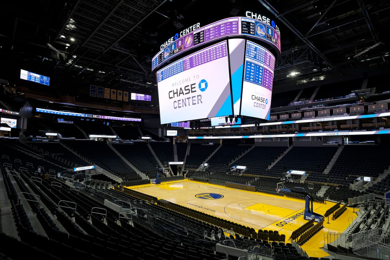 El estadio cuenta con 18,000 asientos y en tan sólo seis semanas los fanáticos del baloncesto podrán disfrutar del primer juego entre los Warriors y los Lakers de Los Ángeles.