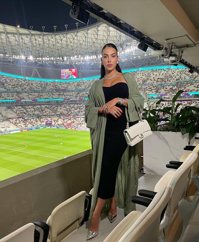 Ella eligió para la ocasión un vestido de la marca Topshop, que combinó con la túnica ‘Palm Abaya Sage Green’ de 1309 Studios, un bolso Chanel y unos stilettos de Le Silla. 
<br>