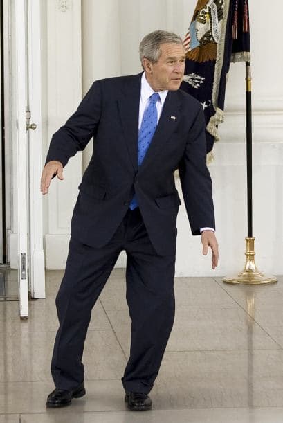 El presidente George W. Bush baila ante la prensa mientras espera la llegada del entonces candidato del Partido Republicano John McCain a un almuerzo en la Casa Blanca el 5 de marzo de 2008. McCain perdió la elección ante Barack Obama.