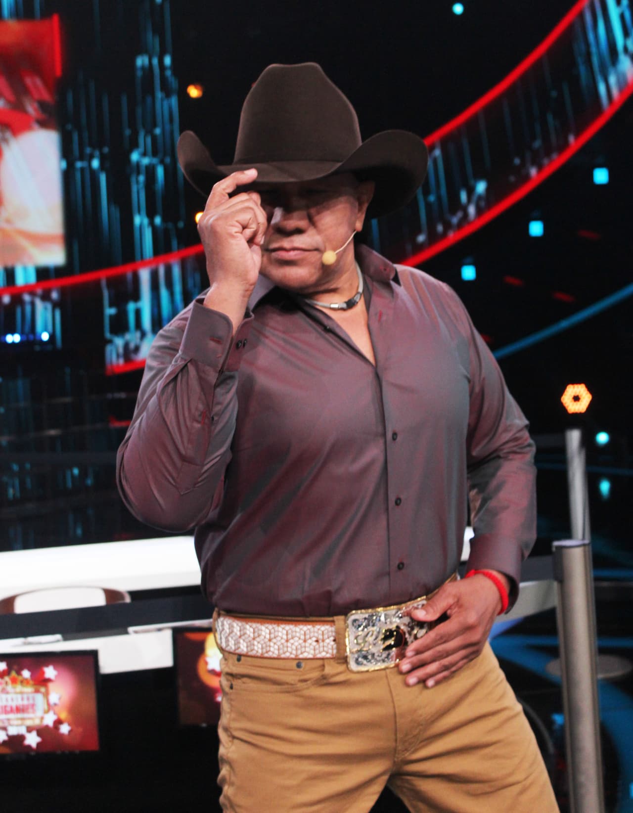 Siempre lo vemos con camisas mononocromáticas.