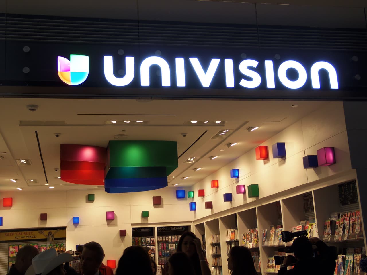 Así se festejó la inauguración de la tienda de Univision en LAX
