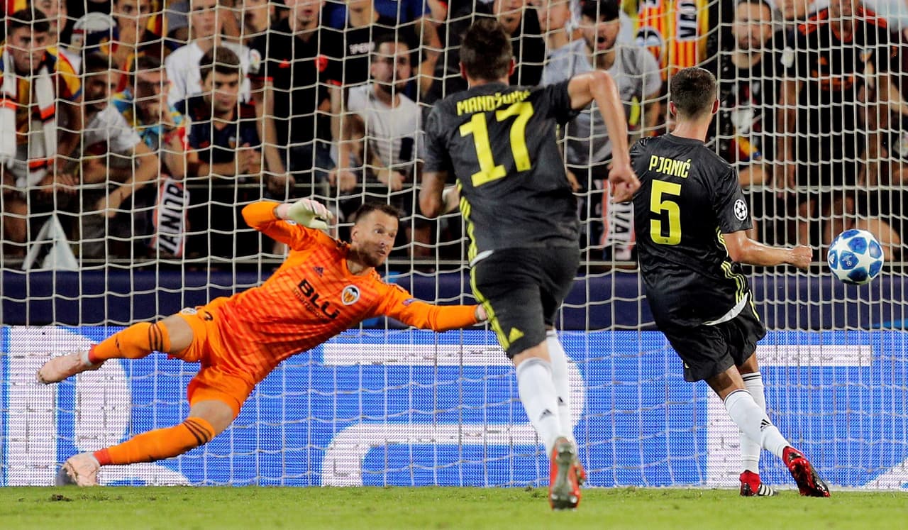 Pjanic ejecutó una vez más pero enviando el balón un poco más arriba y esquinado, por lo que Neto se quedó con las ganas de atajarlo.