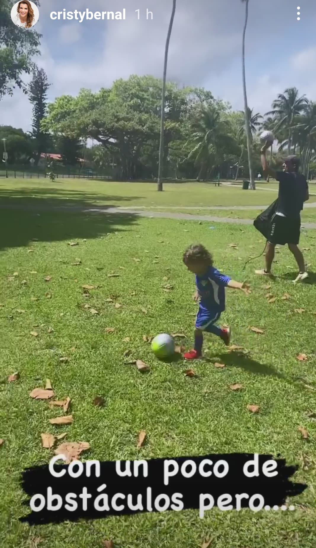 Tanto Alan como su esposa Cristy Bernal, compartieron en redes sociales uno de los entrenamientos. La mamá de Liam contó a sus fans que este encuentro con la cancha tuvo algunos obstáculos, pero él no se dio por vencido.