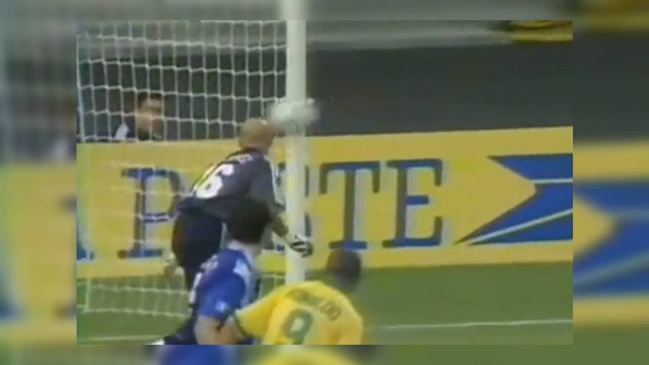 Si la distancia entre el tiro y ‘la meta’ no es suficiente, sólo se observaría la primera parte de la curva. El brasileño declara que sólo buscaba meter el balón en la portería tomando en cuenta los jugadores que hacían la barrera.