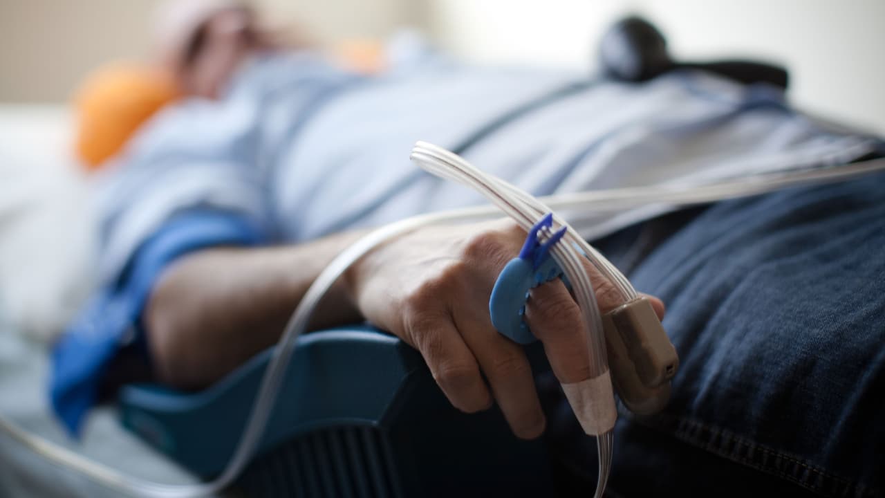 Empleado de LAPD contrajo el virus de fiebre tifoidea, mientras otro presenta síntomas