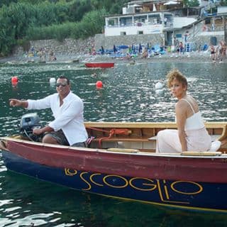 <b>9. Alrededor del mundo.</b> A pesar del torbellino de compromisos laborales que tienen los dos, siempre tienen tiempo para escapadas románticas. Esta vez lo hicieron a Italia, él manejó la lancha motor y ella disfrutó el paisaje. Allí, como en su vida juntos, todo marcha viento en popa.