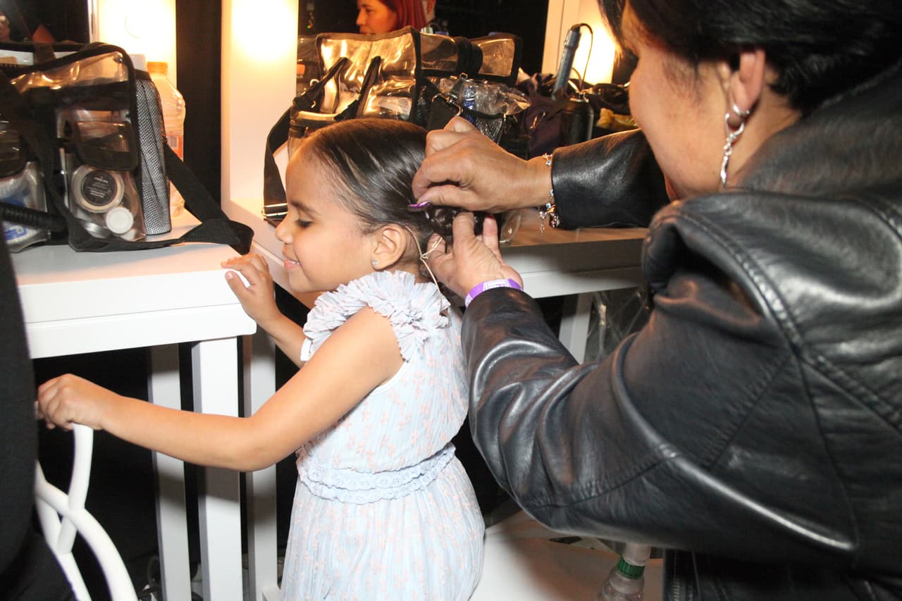 Otra capitancita, 'Beba' en plena sesión de peinado. Lo que sea con tal de salir hermosa ante la cámara.