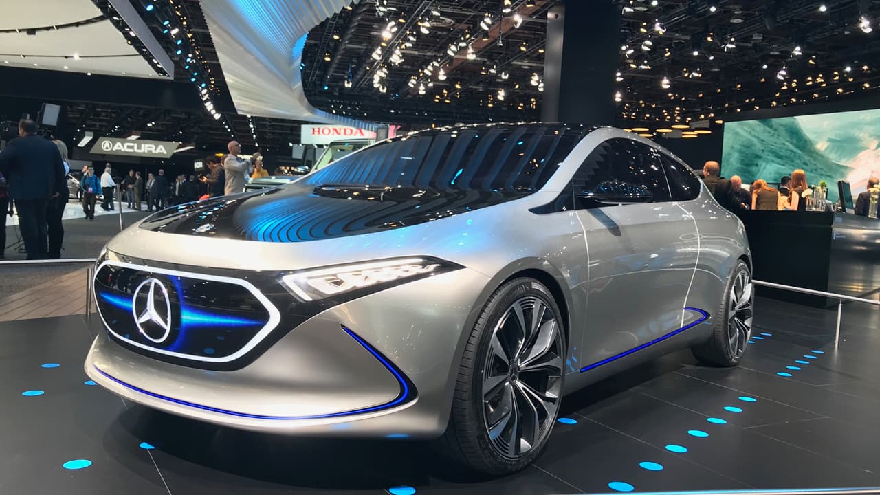 <h3 class="cms-h3-H3">Conceptos y prototipos.</h3>
<br>
<br>La verdad es que ya habíamos visto el 
<b>Mercedes-Benz EQA Concept </b>en el Auto Show de Frankfurt 2017, pero el pequeño compacto eléctrico nos demostró que Mercedes-Benz está convirtirndo el diseño de autos compatos en un arte.
