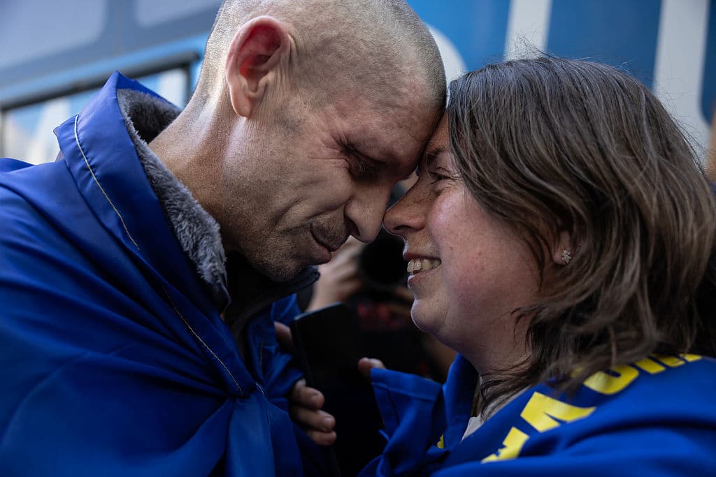 Rusia y Ucrania realizan el mayor intercambio de prisioneros de la guerra, pese a bombardeos de Putin