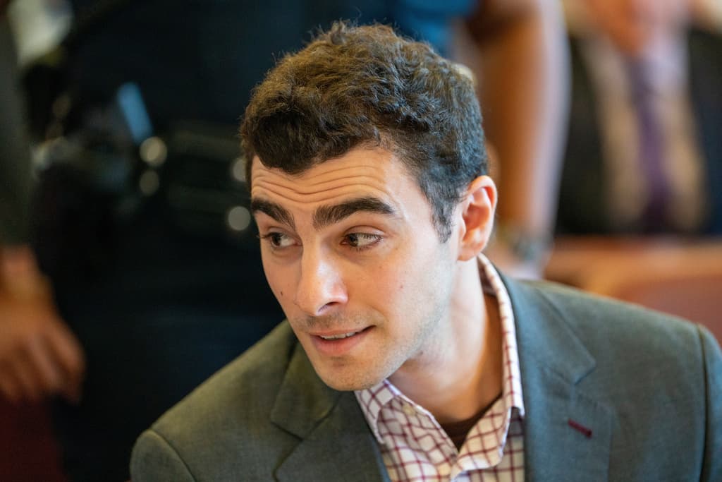 Cuáles son las pruebas que busca dejar fuera de su juicio Luigi Mangione, acusado del asesinato del CEO de UnitedHealthcare