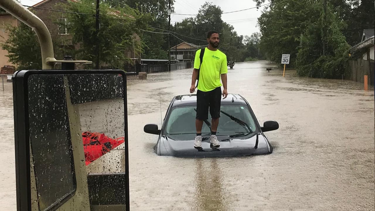 Residente del condado Harris queda varado en Homestead Road y Normandia.