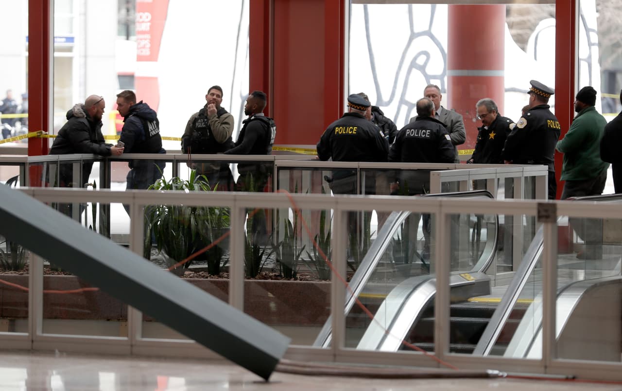 Los agentes dieron su descripción por radio y el comandante Bauer, quien estaba en la zona y se encontraba en servicio, vio al sujeto y empezó un enfrentamiento armado, pero en la confrontación recibió varios disparos.