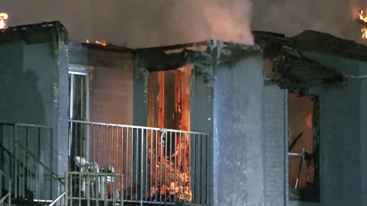 El fuego se desató en el ático de un apartamento ubicado en el segundo piso, el techo del departamento colapsó por completo y rápidamente se extendió.