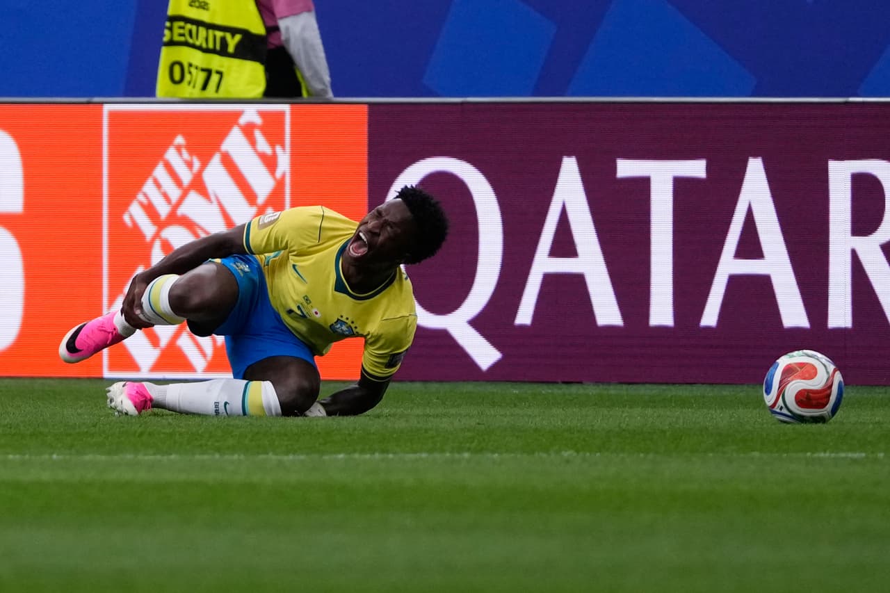 El brasileño Vinicius Junior (7) hace una mueca de dolor tras ser derribado por el japonés Kaishu Sano durante el partido de dieciseisavos de final del Mundial entre Brasil y Japón en Houston, el lunes 29 de junio de 2026.