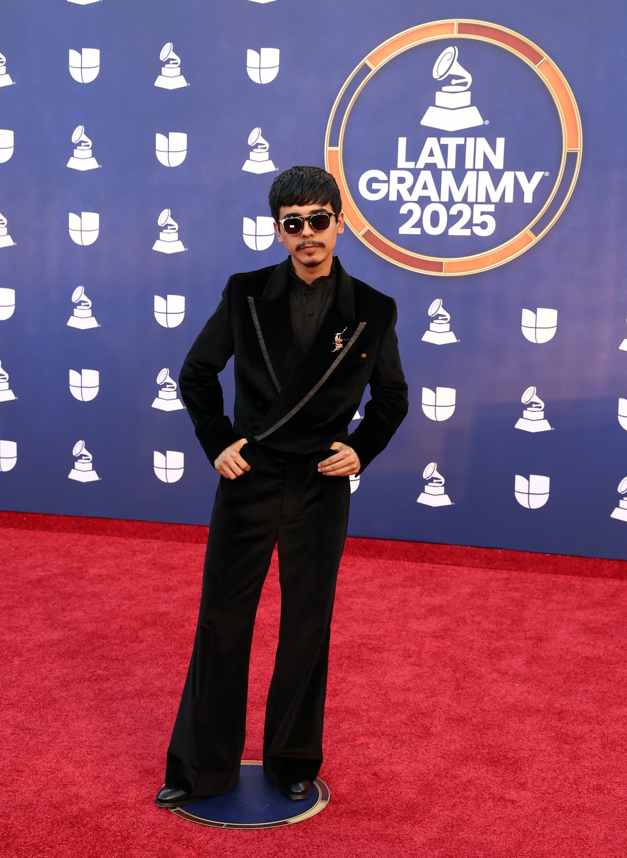 El cantante de regional mexicano Iván Cornejo a su llegada a la alfombra.
