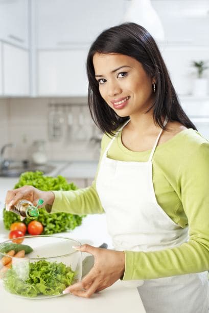 En otro tazón más grande, combina: 3 tazas de col rizada y morada ralladas.