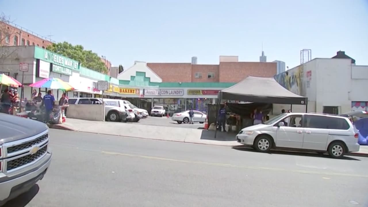 La policía de Los Ángeles reportó que el caso fue “al azar” y que el sospechoso escapó del lugar y corrió hacia un callejón en la calle Wilshire donde intentó apuñalar a dos personas más.