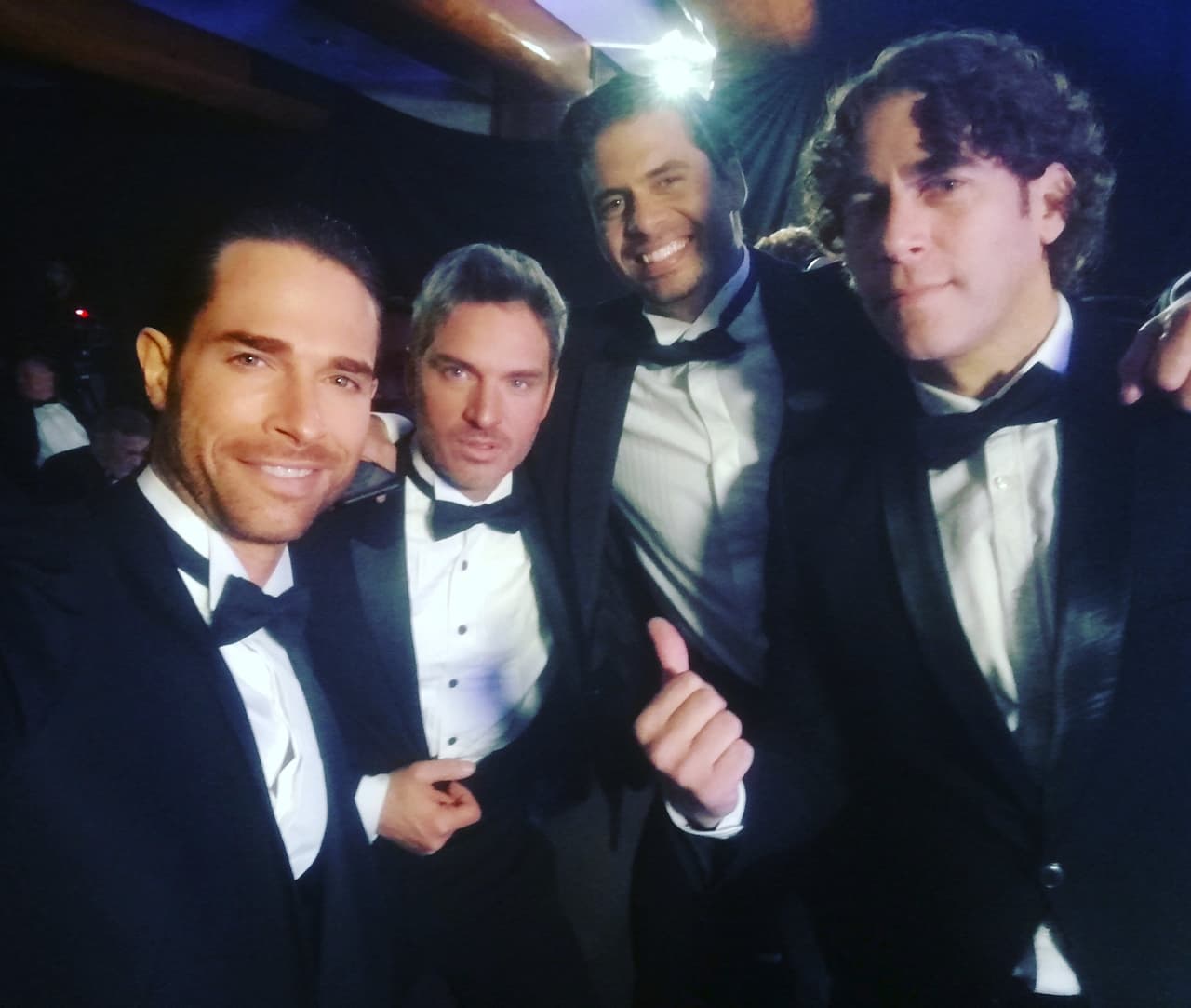 ¡Uff! Tras cámaras todos estos bombones esperaban juntos el momento de grabar sus escenas. ¡Qué envidia estar ahí!