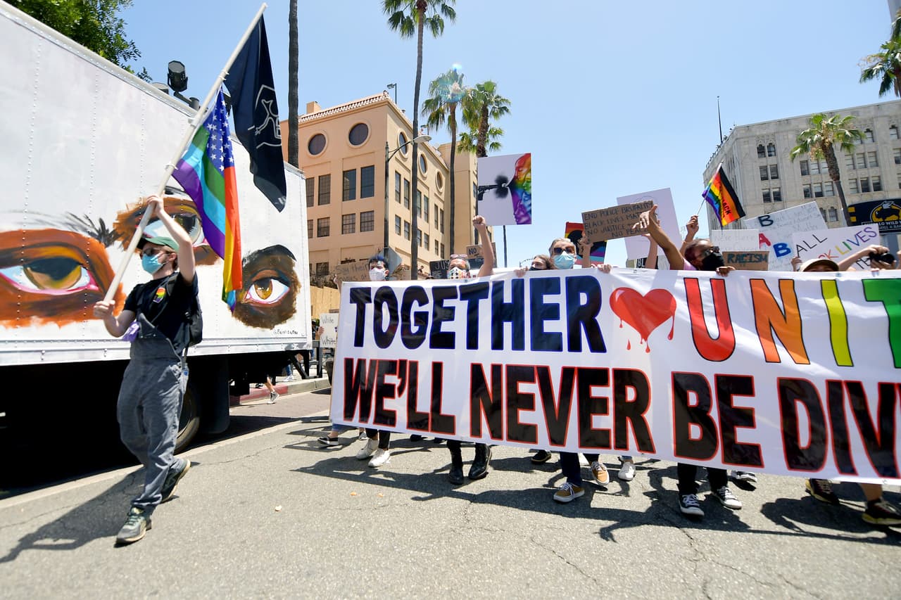 El grupo que planificó el evento del domingo fue el Consejo de la Junta Asesora LGBTQIA, una junta recién formada por líderes LGBTQ y afroamericanos. "La protesta es una respuesta directa a la injusticia racial, el racismo sistémico y todas las formas de opresión", dijo el consejo en su sitio web, pidiendo el retiro de fondos para la policía y el enjuiciamiento de los agentes involucrados en tiroteos policiales de personas de color.