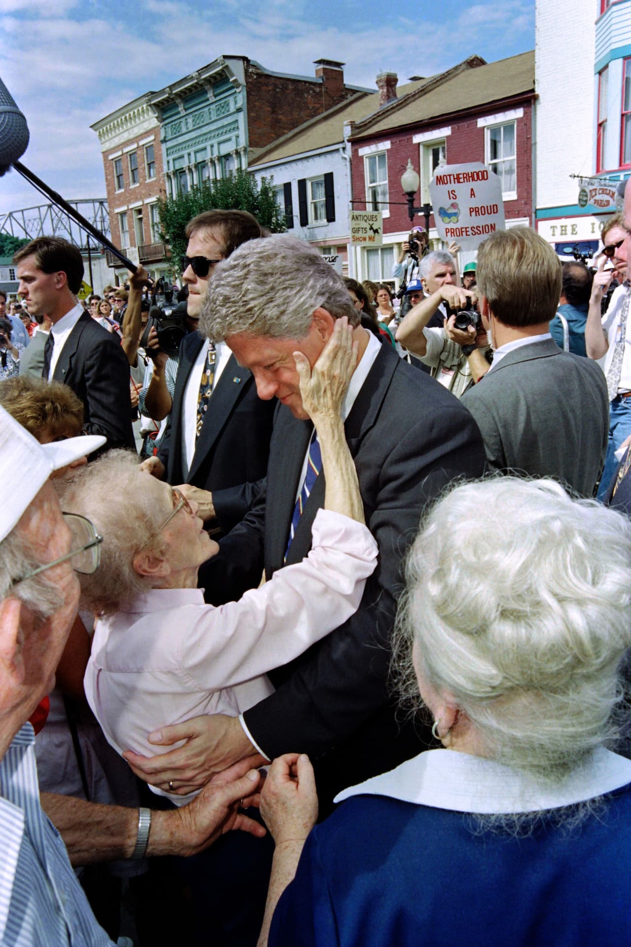 Billl Clinton abraza a una anciana al comienzo de su recorrido en autobús por el río Mississippi, durante la campaña presidencial de 1992.