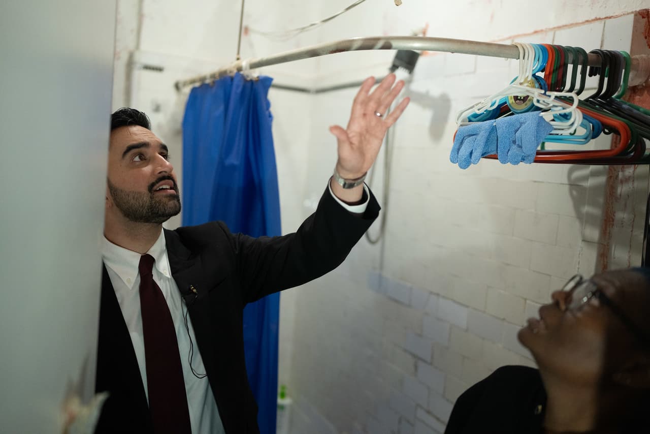 Mamdani obliga a inmobiliaria a hacer reparaciones básicas a 14 edificios en malas condiciones y evitar acoso a inquilinos