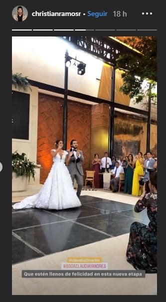 La actriz de 30 años de edad optó por lucir un vestido blanco de encaje y escote en V al frente.