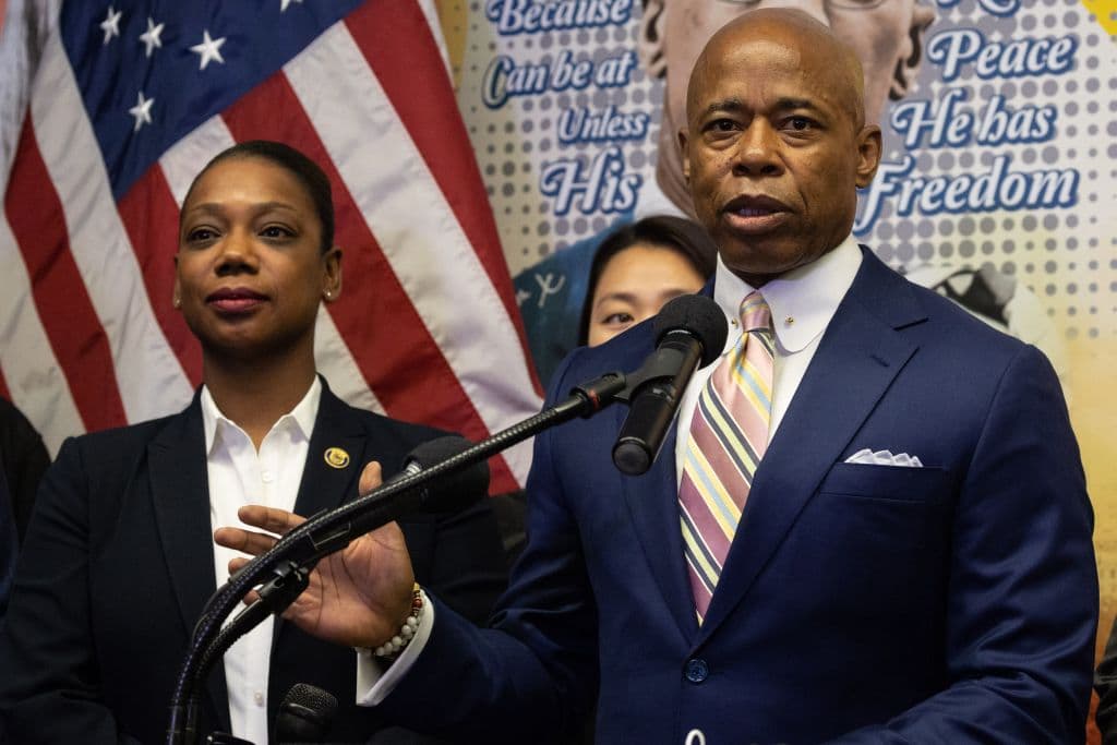 Alcalde Eric Adams pide ayuda del público para localizar al hombre que disparó contra policía de NYPD