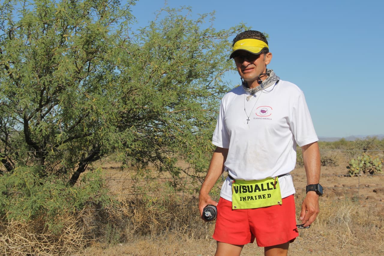 Su día comienza con los preparativos a las 3 a.m. y mantiene una rutina para cumplir sus millas diarias, así como completar su recuperación.