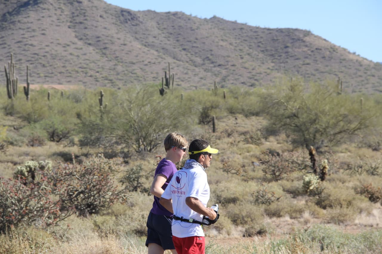 En este recorrido, Jason usualmente corre sola, pero en algunos trayectos lo acompañan algunos corredores que se suman para apoyarlo.