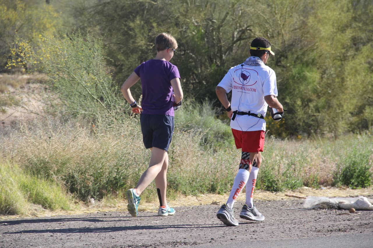 Se mantiene hidratado y consume unas 7000 calorías para compensar lo que gasta en energía en las 50 millas diarias.