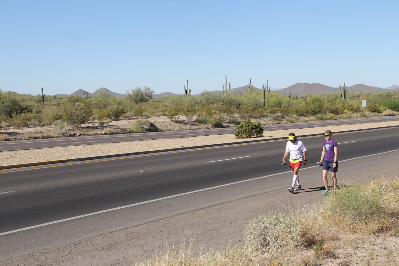 Él ha aprendido a vivir y correr con su condición, entrenando su cuerpo para completar carreras de más de 100 millas de distancias.