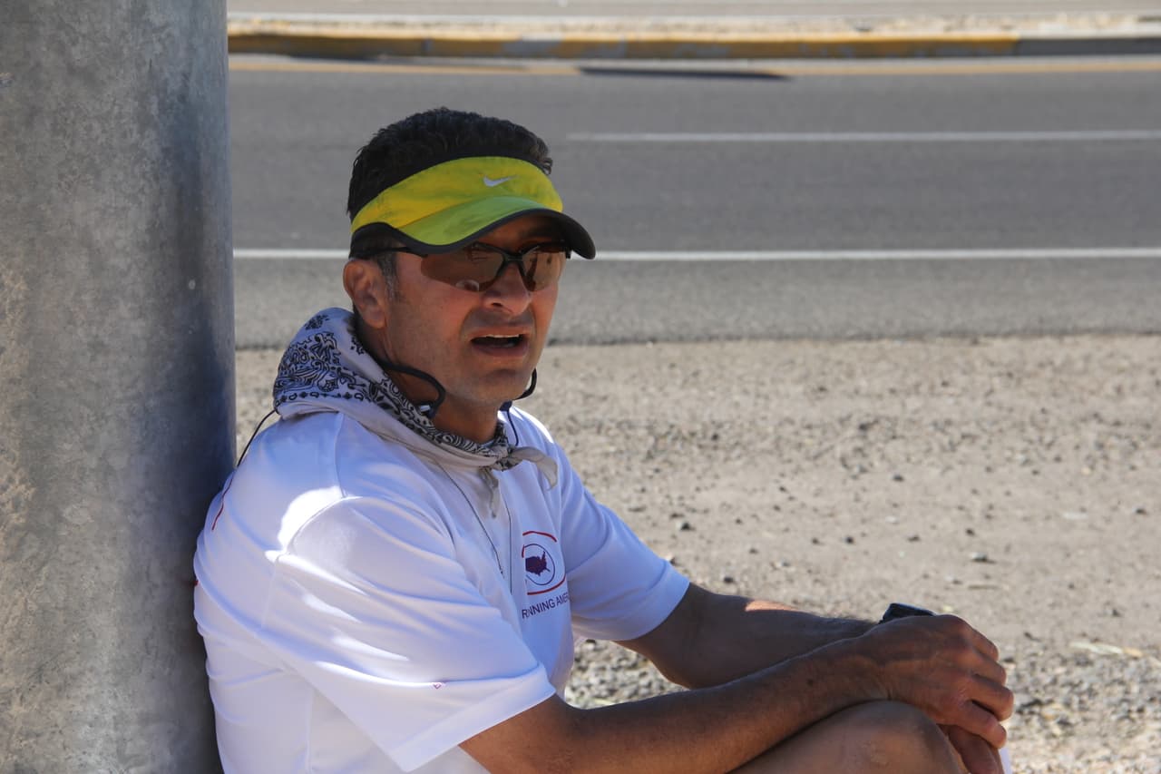 Para combatir el calor, Jason usa ropa blanca y una bandana fría. También coloca hielo en su cabeza.