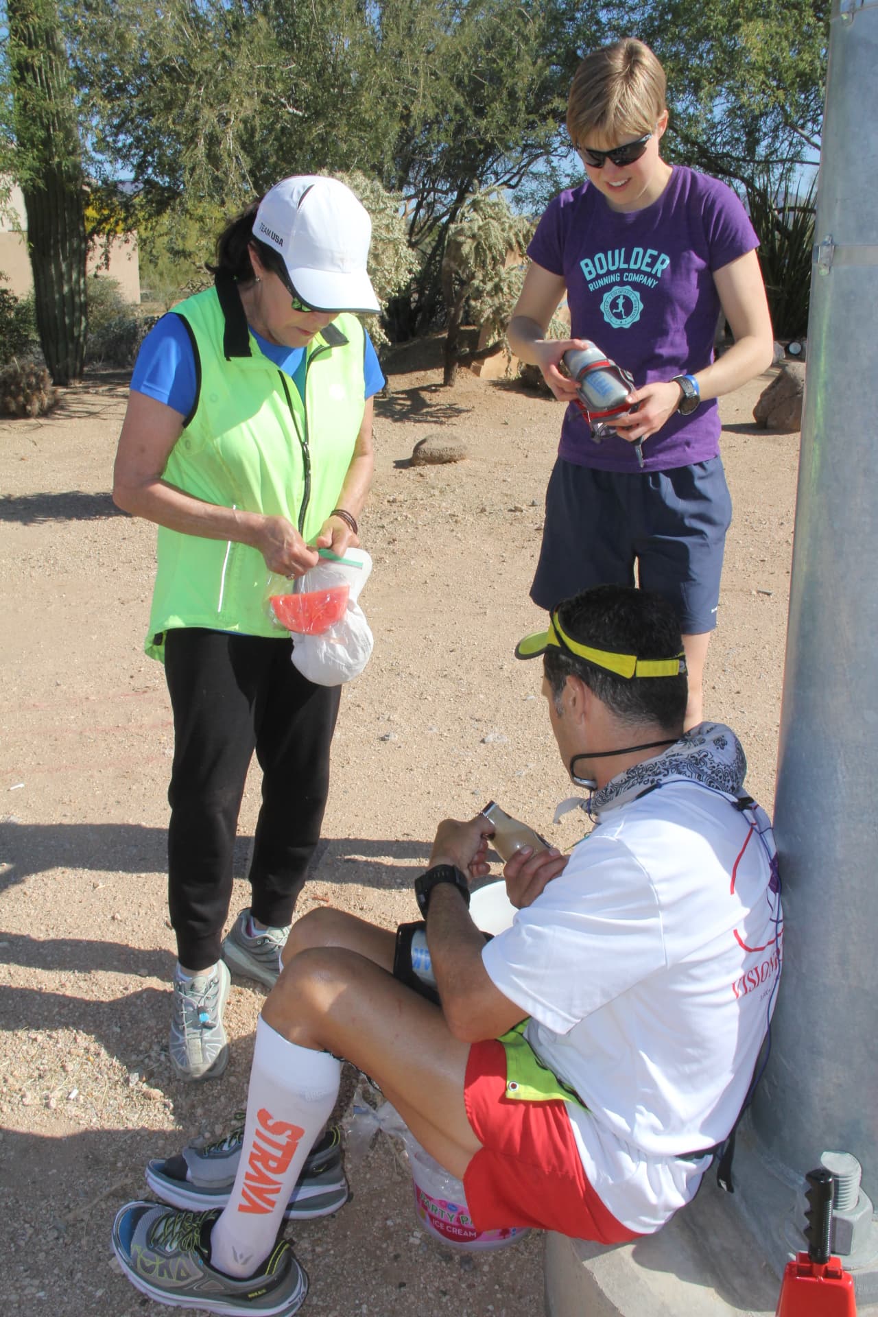 A lo largo de este recorrido lo acompaña su madre, quien maneja en una camioneta equipada para darle asistencia a las necesidades de este corredor de largas distancias.