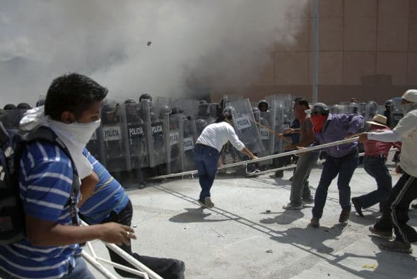 Profesores y alumnos de la Escuela Normal de Ayotzinapa se enfrentaron a la policía antimotines.
