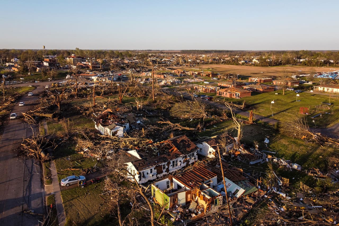 El estado de Mississippi 
<a href="https://www.univision.com/noticias/estados-unidos/victimas-tornado-mississippi-muertos-heridos-familia-bebe-padre-herndon" target="_blank">continúa en alerta</a> por los tornados que podrían producirse durante la noche del domingo 26 y la madrugada del lunes 27 en el sureste de Estados Unidos, mientras continúa la búsqueda de desaparecidos en la zona más afectada.