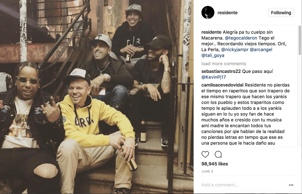 Residente posa con con alguos de los nombres mas grandes del genero urbano. Entre ellos, Arcangel y Nicky Jam.