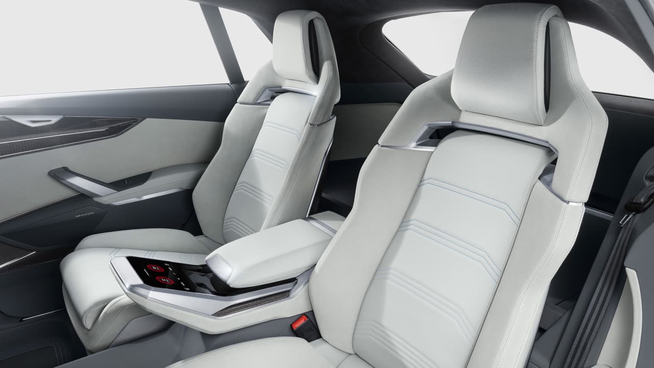 Algo que quizás no vaya a ser aclamado por el público, aunque es una de las últimas tendencias, es que en el interior, 
<b>sólo hay cuatro asientos</b>. No hay tres filas ni asiento central atrás. De todos modos, Audi afirma que la comodidad de los cuatro ocupantes parecería estar asegurada.